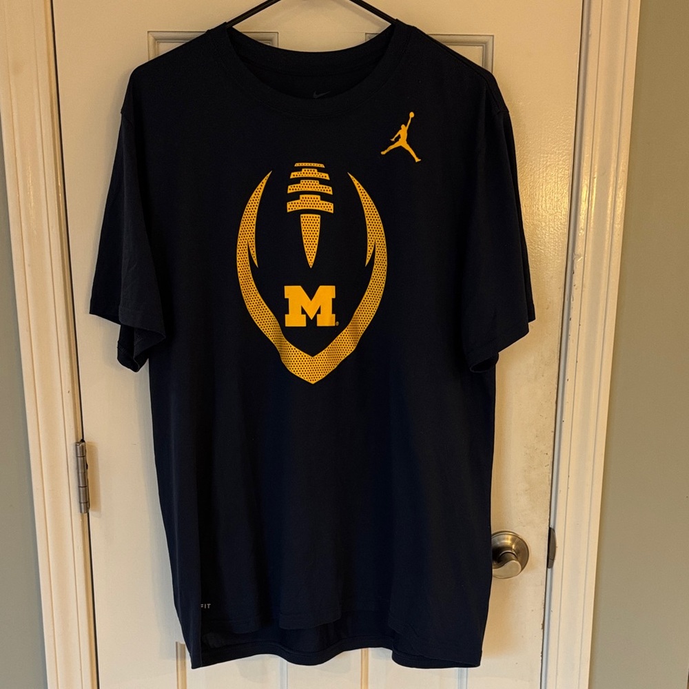 Nike Men's Black and Gold Football Tee Michigan University